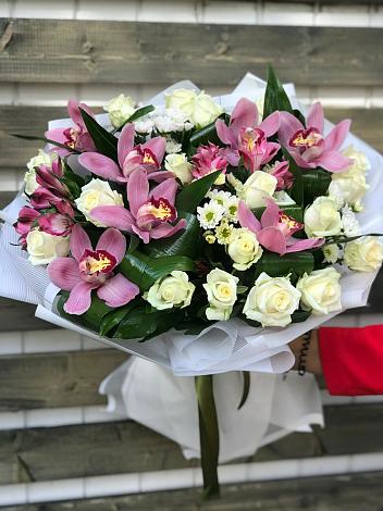 Букет цветов из: Розы и Хризантемы в Середниково