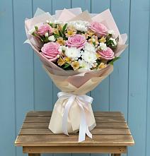 Букет цветов из:  Гвоздики, Орхидеи и Розы в Середниково