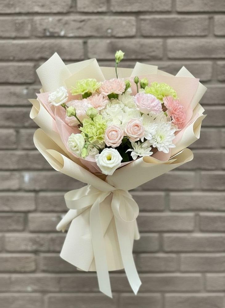 Букет цветов из: Гвоздики, Розы, Лизиантусы и Хризантемы в Середниково