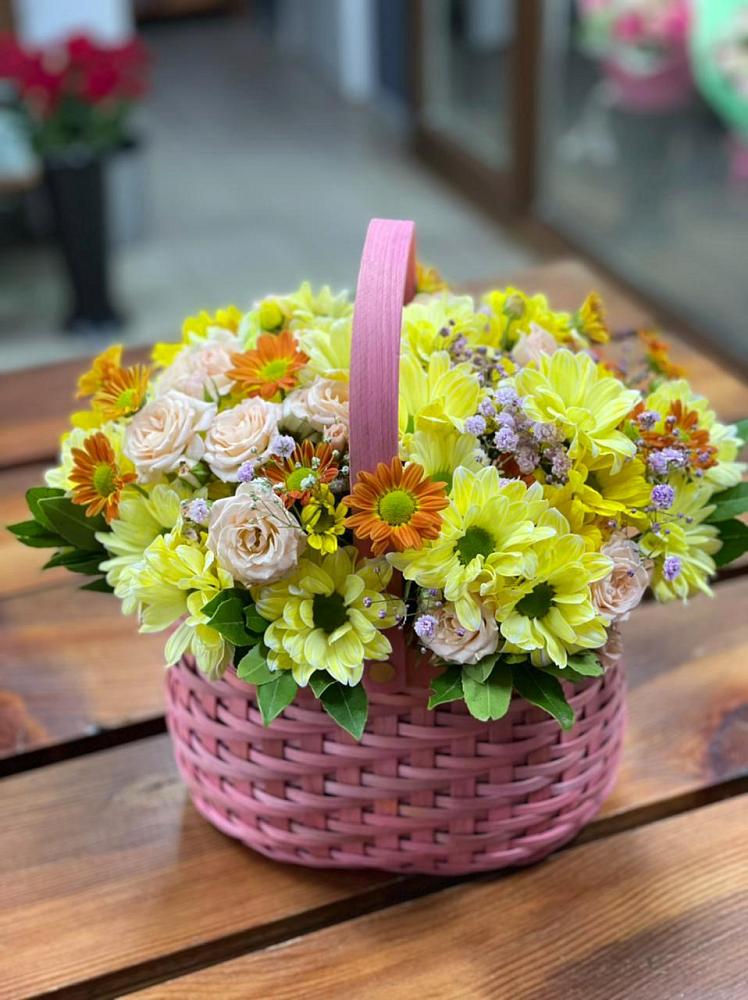 Цветочная композиция из Хризантемы и Розы в корзине в Середниково
