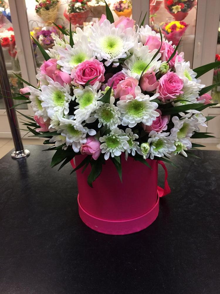 Цветочная композиция из Розы и Хризантемы в шляпной коробке в Середниково